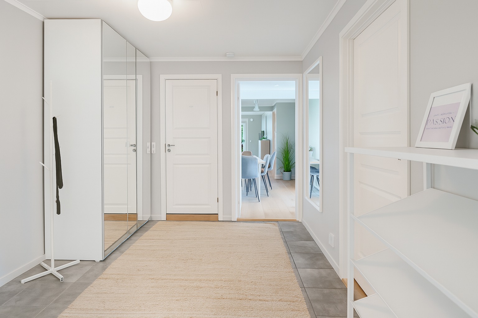 Romslig gang med plass til jakker og sko